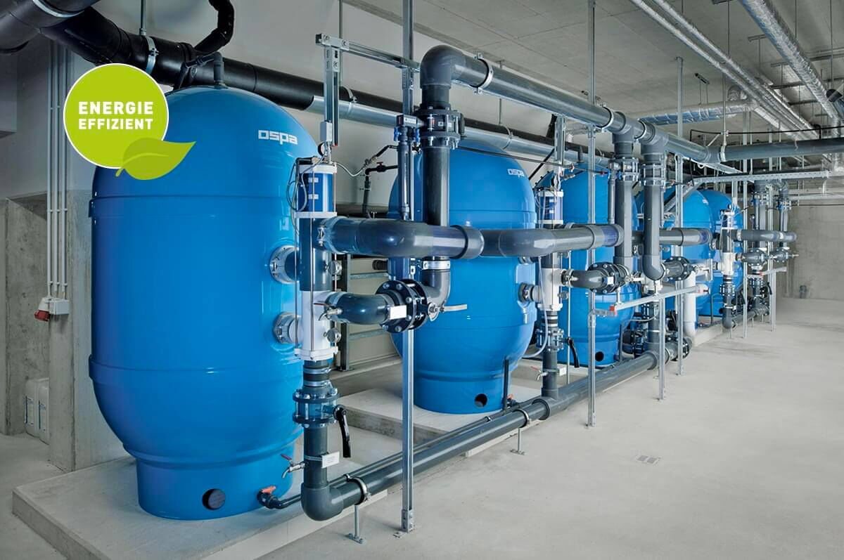 Moderne energie-efficiënte zwembadtechnologie met blauwe filters en leidingen in een strak, industrieel interieur.